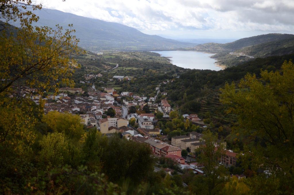 Vistas de Baños de Montemayor y el embalse de Baños desde el camino natural