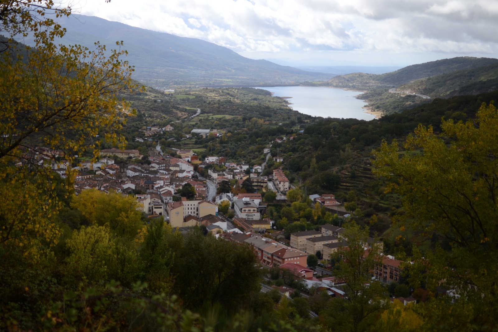 Vistas de Baños de Montemayor y el embalse de Baños desde el camino natural